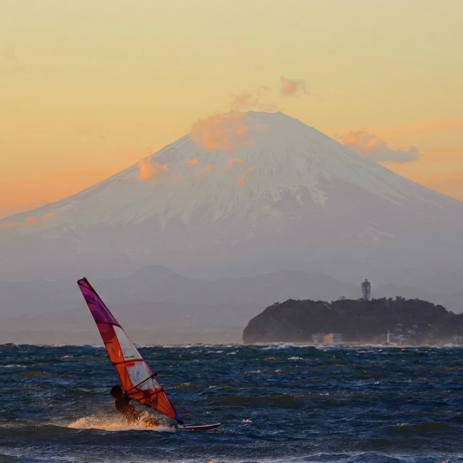 富士山と江ノ島を背景にウインドサーフィン