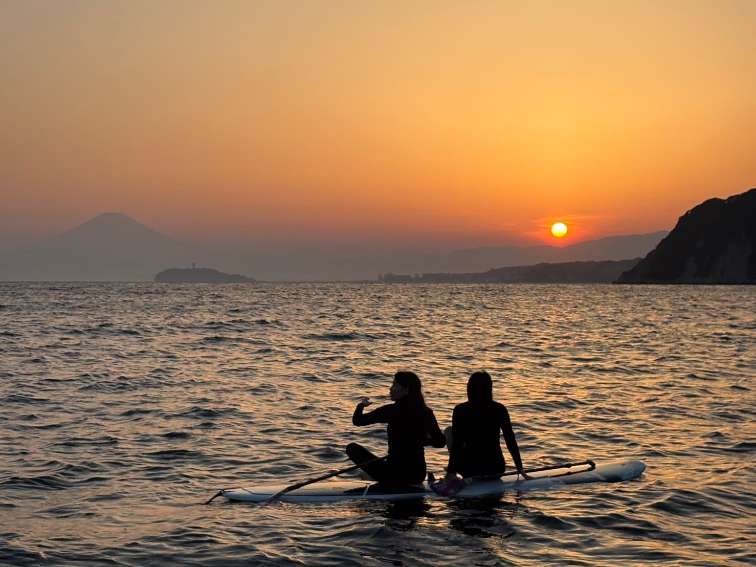 夕日に照らされる逗子湾でのサンセットSUP